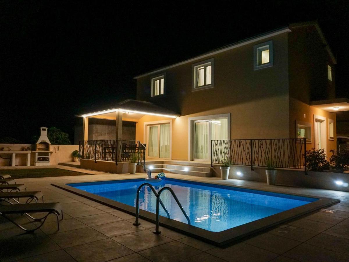 Holiday Home Villa Dora By Interhome Pula Eksteriør billede
